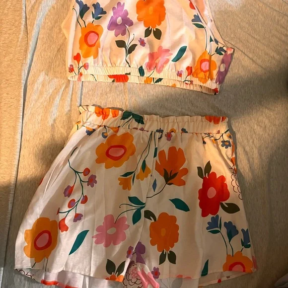 Floral Crop Top and Shorts Set. ( new without tags) - Picture 2 of 2